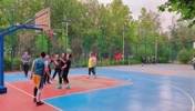 野球场小伙不运球离谱走步 网友：再走就去洛杉矶了🤣🤣🤣