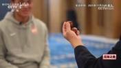 李昊面对央视采访时坐着盘核桃，央视主持好奇：为啥会喜欢这🫠