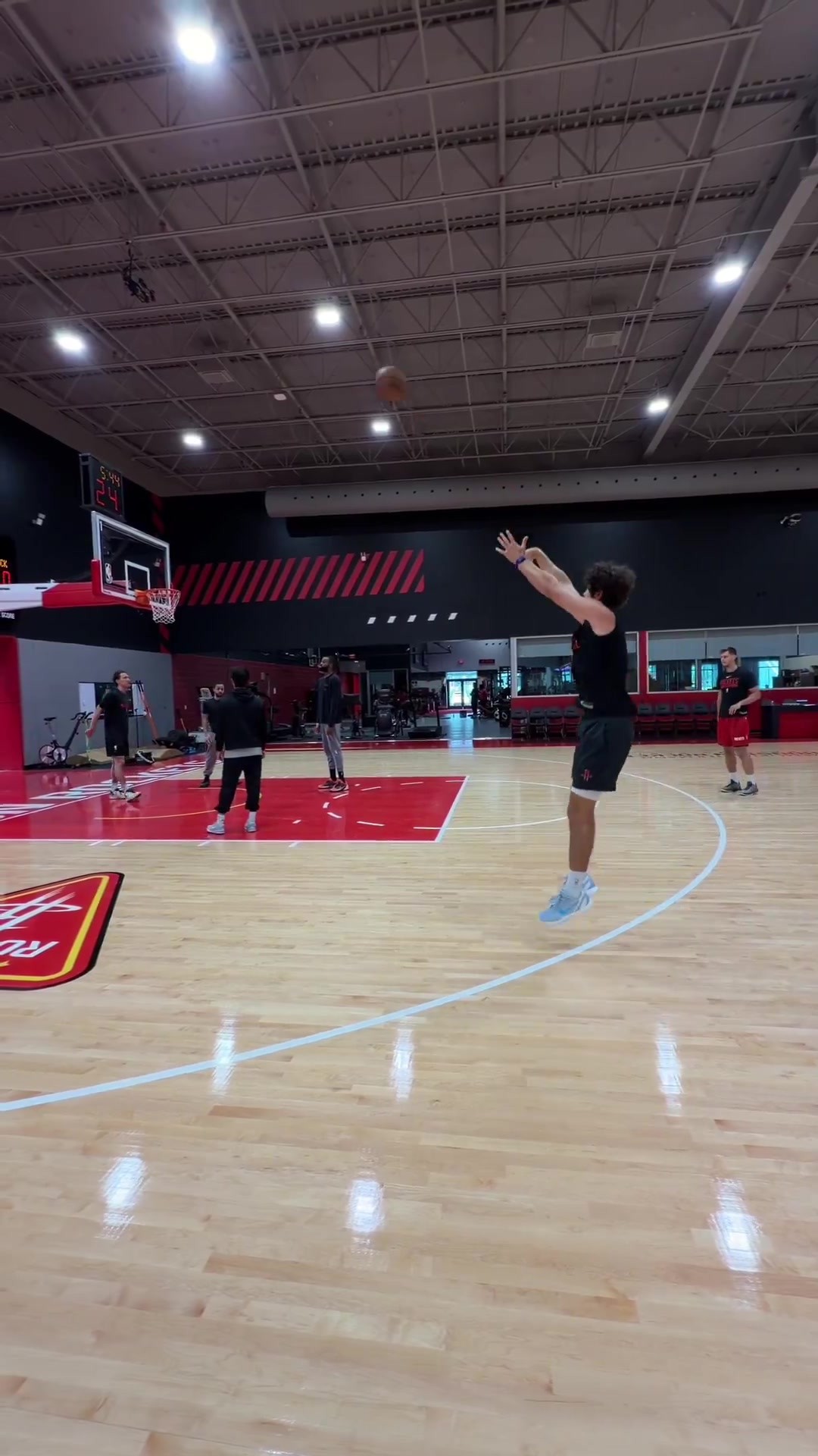 希望彻底打出来🚀火箭探花谢泼德训练三分准度依旧！