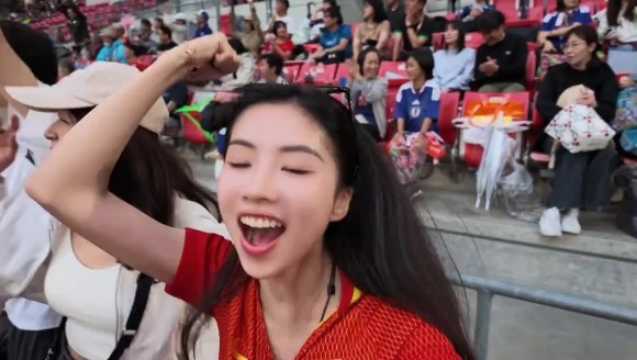 夯爆💪！现场见证国足杀进四强，林梦鸽：太牛了，我都快缺氧了